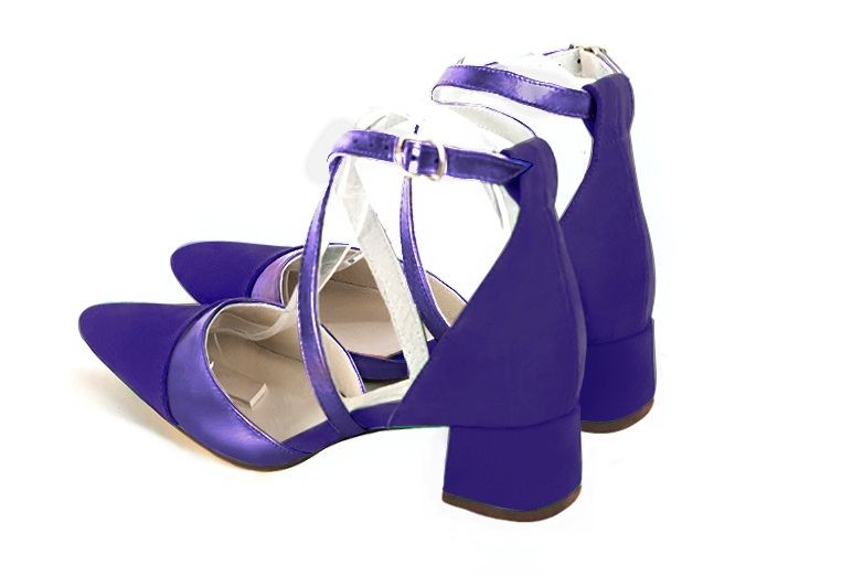 Chaussures habillées, élégantes et raffinées, ouvertes sur les côtés, avec des brides croisées, coloris violet outremer. Bout effilé. Mi-haut. Talon évasé. Cérémonie, soirée, cocktail, évènementiel. Personnalisation : Choix des cuirs, 
                des couleurs et des talons. Petites et grandes pointures. - Florence KOOIJMAN